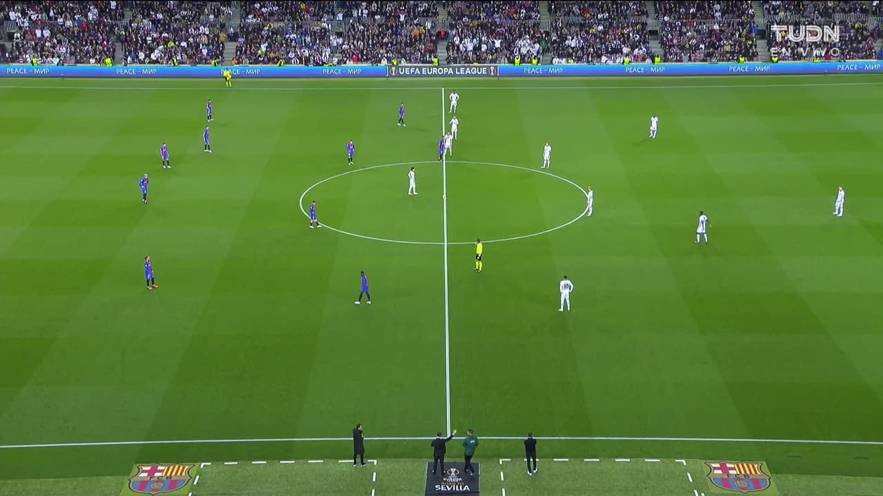 Arranca el partido y la pelota está en juego.