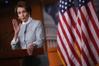 Nancy Pelosi criticó la actuación de Trump ante México.
