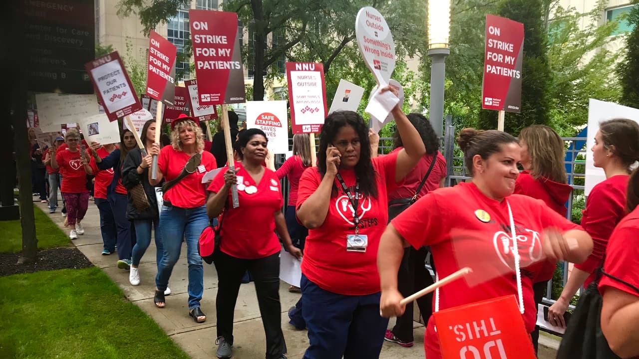 Enfermeras y enfermeros inician huelga para pedir mejores condiciones laborales en el Hospital de la Universida de Chicago.