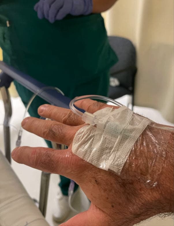 El 4 de agosto Eduardo Capetillo preocupó a sus seguidores al compartir esta imagen en Instagram desde el hospital con el mensaje: "Todo está bien, prueba superada. La pregunta es ¿qué le puede pasar al acero?".
<br>