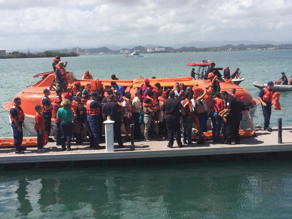 Gobernador reconoce al personal que participó en la emergencia del ferry Caribbean Fantasy