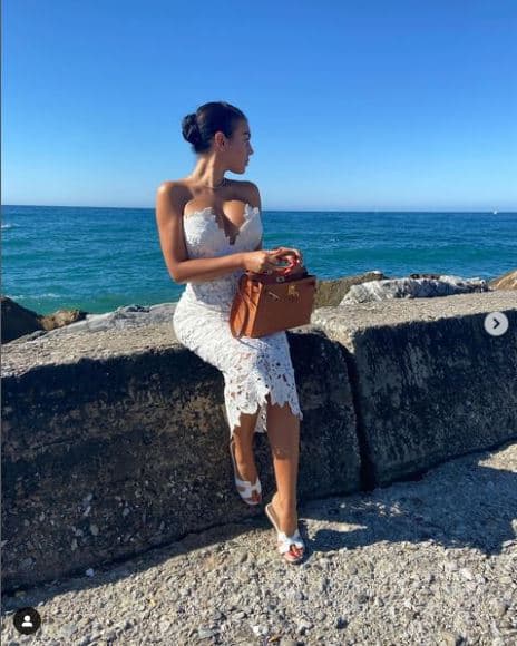 Hoy en día celebridades como Kim Kardashian, Victoria Beckham o Jennifer Lopez han sido fotografiadas con este icónico y muy codiciado accesorio.