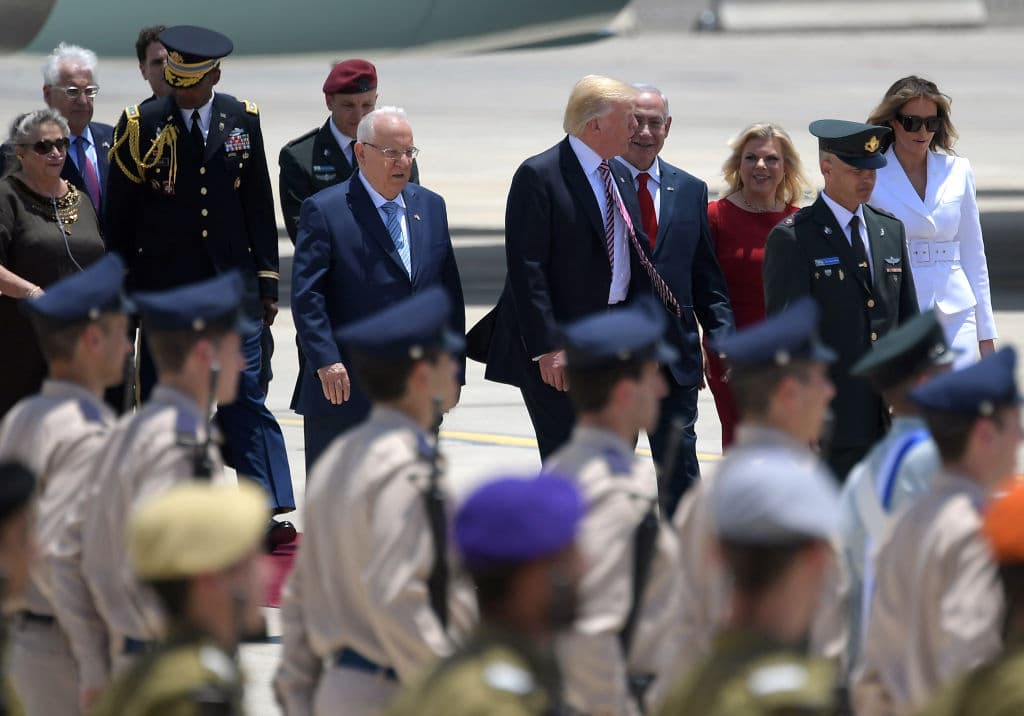 El mandatario fue recibido a pie de pista por el primer ministro Benjamin Netanyahu, el Presidente de Israeli Reuven Rivlin y sus respectivas esposas.