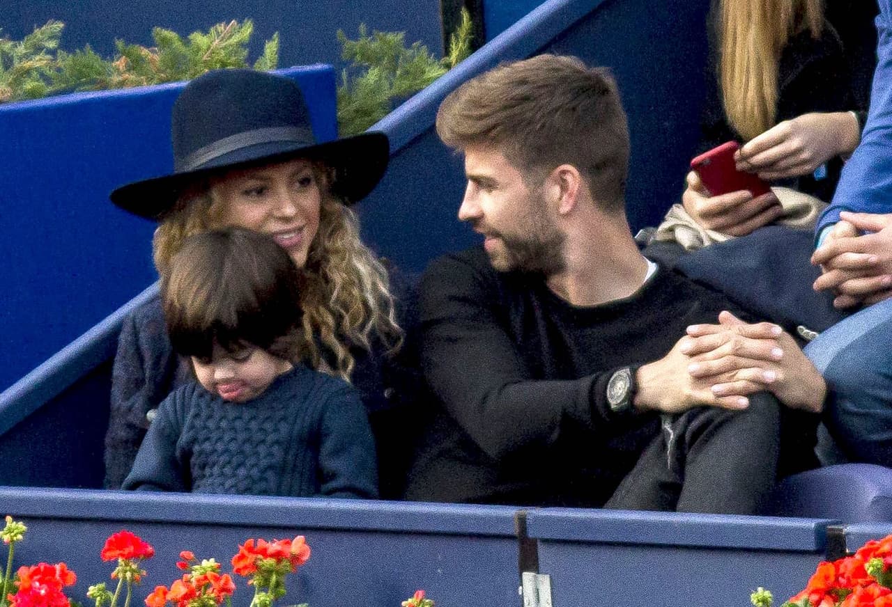 Shakira y el futbolista Gerard Piqué llevan a su hijo mayor Milan a su primer partido de tenis a la final del torneo Conde Godó en Barcelona en abril de 2015.