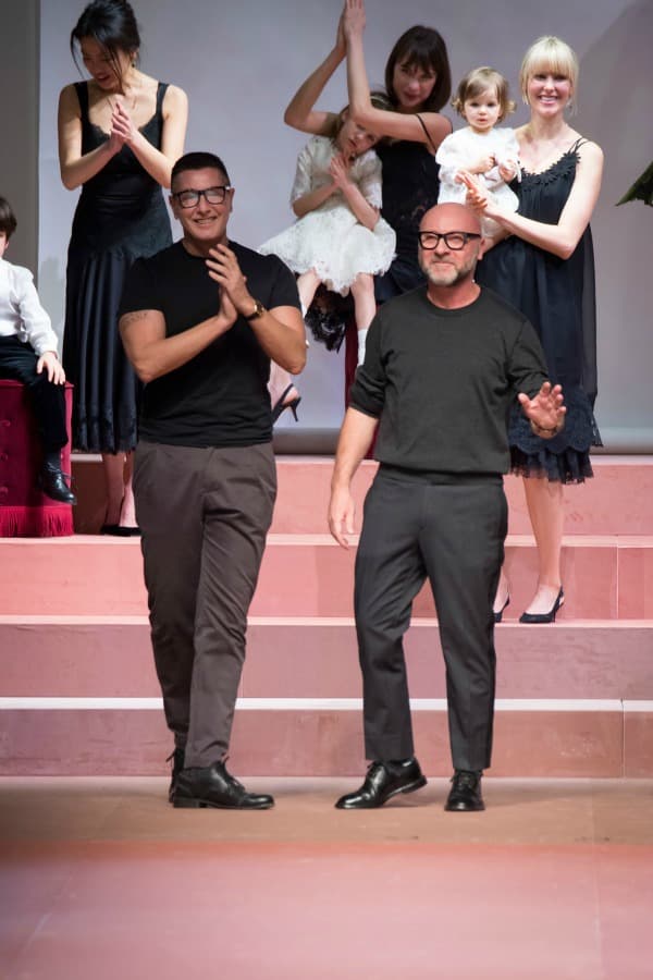 Dolce & Gabbana. Domenico Dolce y Sefano Gabbana se conocieron en Milán en 1980, y cinco años más tarde fundaron la firma que llevaría sus apellidos. Actualmente la marca satisface el mercado de lujo global y es la favorita de celebridades alrededor del mundo. El ADN de la casa conserva la esencia de la riqueza y extravagancia italiana.