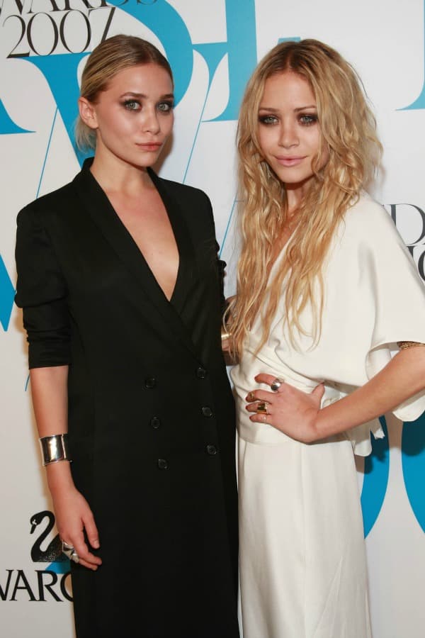 The Row. Esta marca fue establecida en 2006 por las gemelas Mary Kate y Ashley Olsen, quienes llegaron a la fama de pequeñas, como actrices de televisión. La firma refleja un sentido de elegancia atemporal y relajada, con la implementación de materiales de alta calidad.