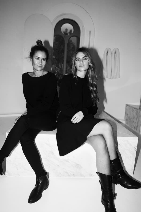 M2Malletier. Las colombianas Marcela Vélez y Melissa Losada se conocieron en Nueva York mientras realizaban sus estudios de moda en Parsons School of Design. Desde entonces, surgió un mutuo interés por realizar un proyecto en conjunto. M2Malletier es una firma de accesorios que se caracteriza por la forma estructurada, de inspiración arquitectónica.