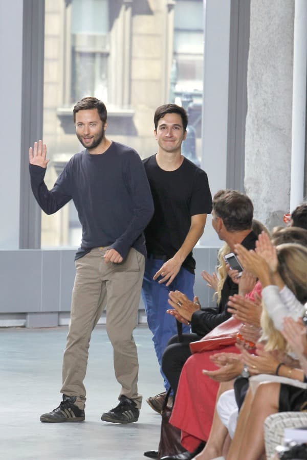 Proenza Schouler. Jack McCollough y Lazaro Hernandez se conocieron mientras estudiaban en Parsons School of Design y decidieron realizar su trabajo de tesis juntos. El resultado fue la primera colección de la firma fundada en 2002. La marca se caracteriza por fusionar una estética moderna con un énfasis en la sastrería y cortes estructurados.
