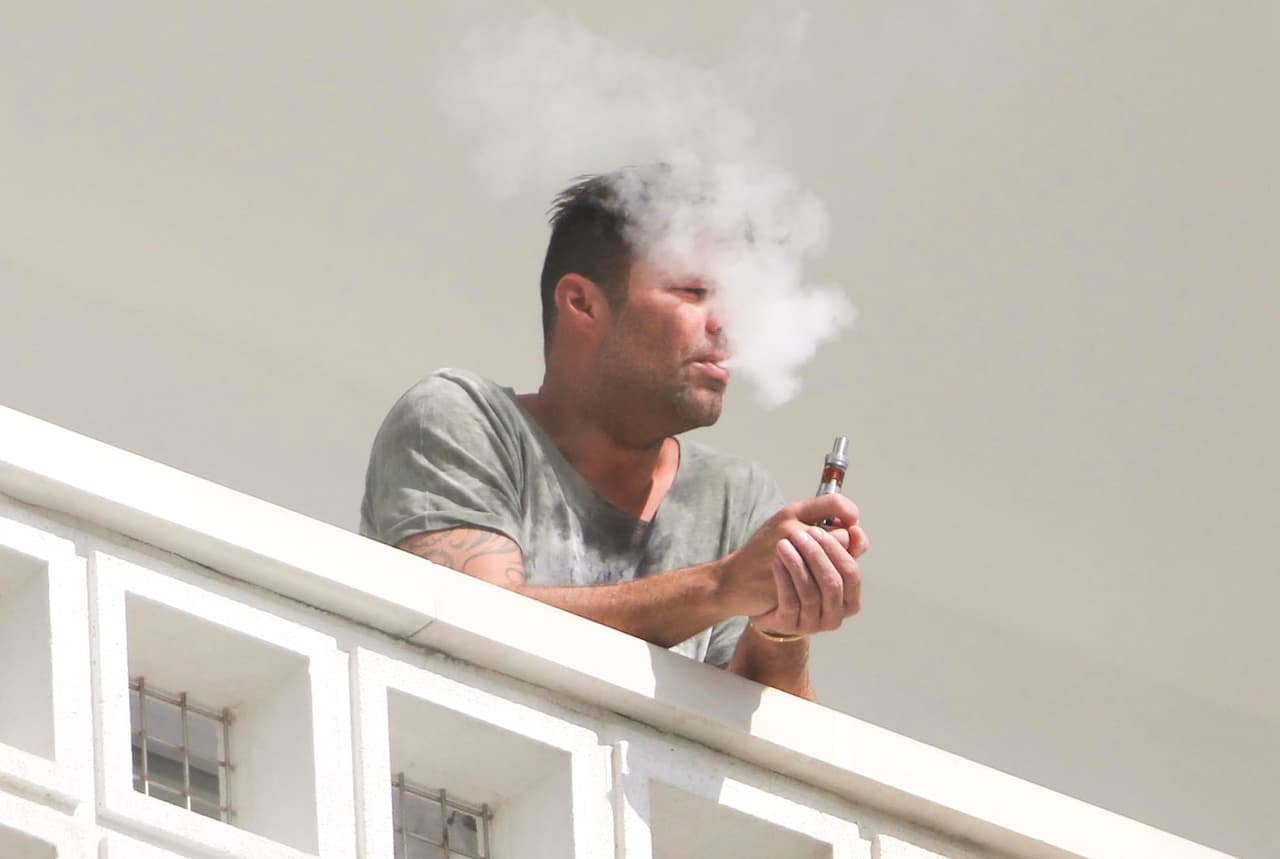 En 2016, el cantante ya había sido captado fumando en el balcón de un hotel en Miami.