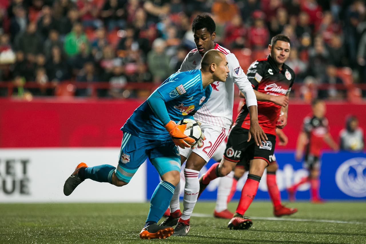 Los visitantes ajustaron su defensa para evitar dar ventajas y aprovecharon los espacios para contragolpear.