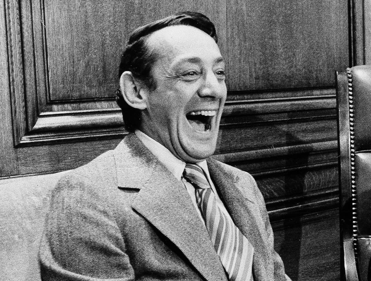 <b>Harvey Milk, el pionero.</b> Fue el primer funcionario abiertamente gay electo en la historia de California, en 1977, cuando fue elegido miembro de la Junta de Supervisores de San Francisco. "Si un gay puede ganar, significa que hay esperanza de que el sistema funcione para todas las minorías si peleamos. Le hemos dado esperanza", dijo Milk después de su victoria. Fue asesinado al año siguiente.