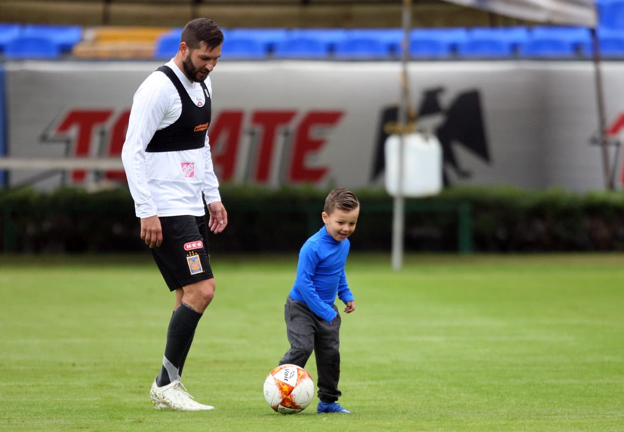 Gignac completa tres títulos de Liga MX y tres de Campeón de Campeones desde su llegada en 2015 y a sus 32 años es el hombre que mantiene unida a la familia de Tigres.