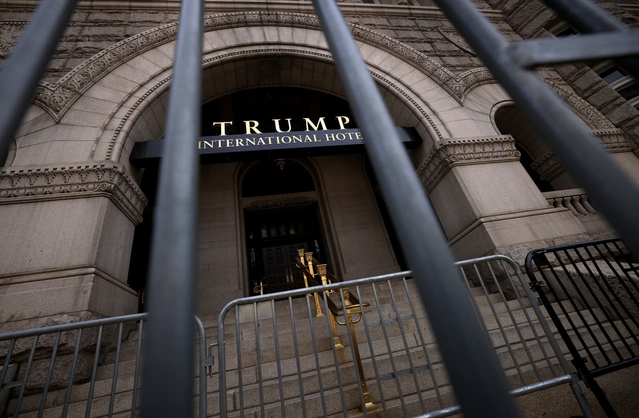 Trump vende su hotel en Washington DC por 375 millones de dólares (que cambiará de nombre)