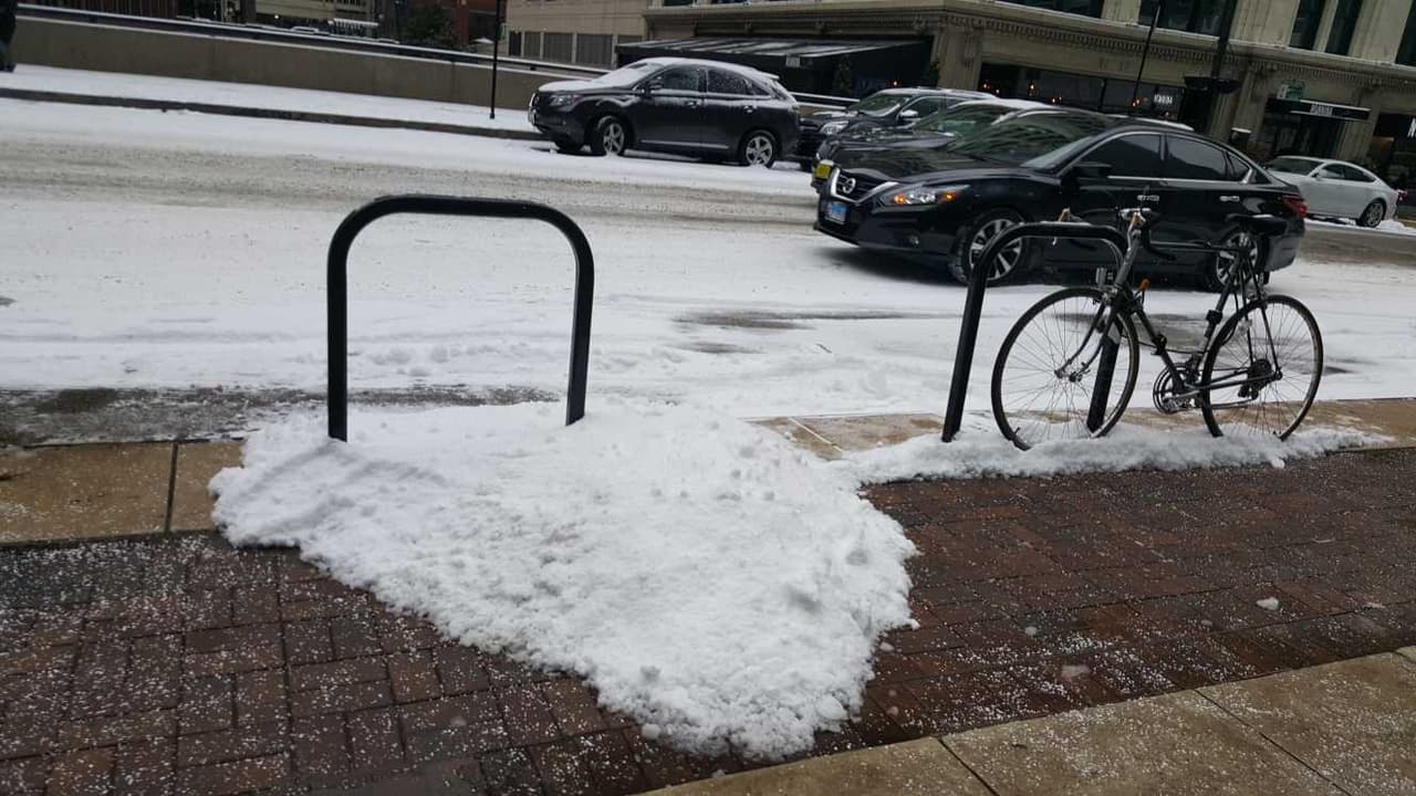 La Ciudad de los Vientos se pintó de blanco este viernes con la primera nevada del año que dejó un poco de acumulación en las calles y nos regaló fotos que parecen salidas de una postal.
