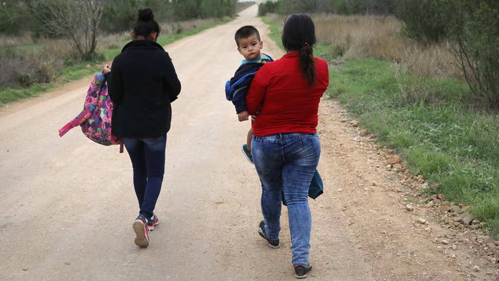 “Mi hija la he soñado muchas veces, me dice que salve a unos niños, yo no sé a qué niños se refiere, yo quiero que usted me ayude, yo no se si son los niños que están en la frontera, ella me dice que salve a los niños, que salve a los niños”, continuó la mujer.
<br>