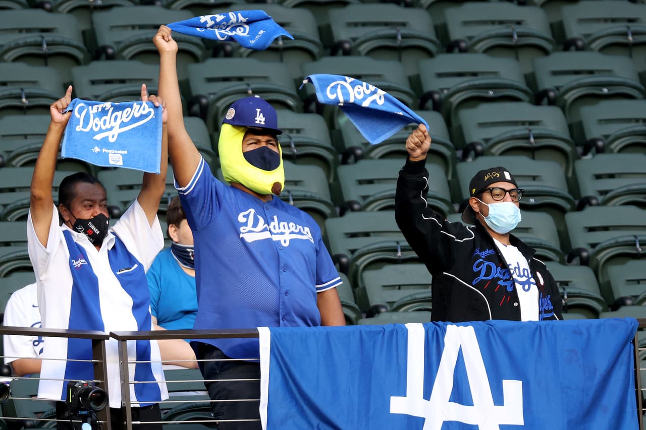 En la casa de los Dodgers, los fanáticos de los azules disfrutan la transmisión en pantalla gigante, desde sus vehículos y se esperan que unos 1,000 autos copen la capacidad del histórico estadio angelino.
