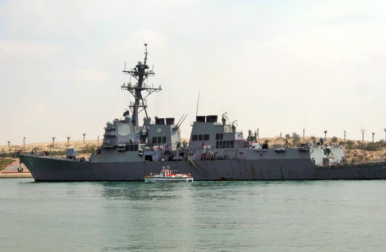 En esta imagen de archivo, tomada el 12 de marzo de 2011, el destructor estadoundiense USS Mason navega por el canal de Suez en Ismailia, Egipto. Dos misiles fueron disparados en dirección a un destructor de Estados Unidos en el golfo Pérsico desde una zona de Yemen controlada por rebeldes chiíes, dijo el ejército estadounidense el 10 de octubre de 2016. (AP Foto/archivo)