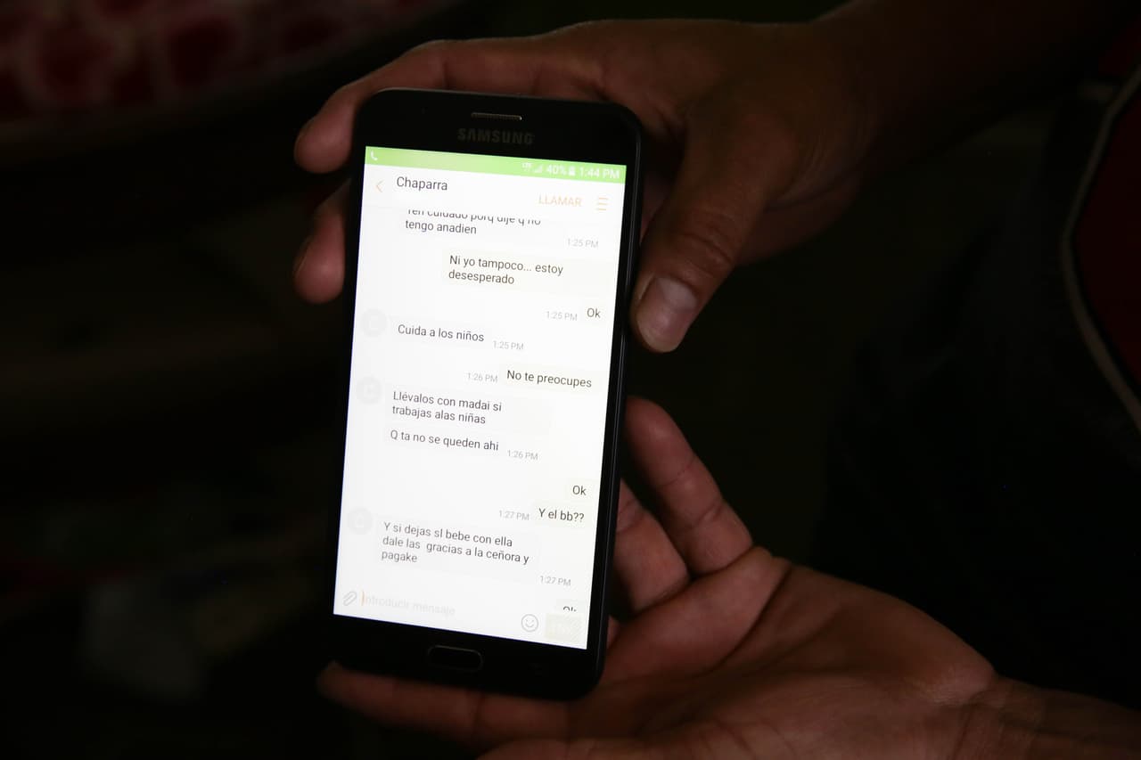 "Estoy desesperado", le escribió Ramón a su esposa cuando supo de la redada de ICE en la empresa de jardinería. "Cuida a los niños", le respondió ella.