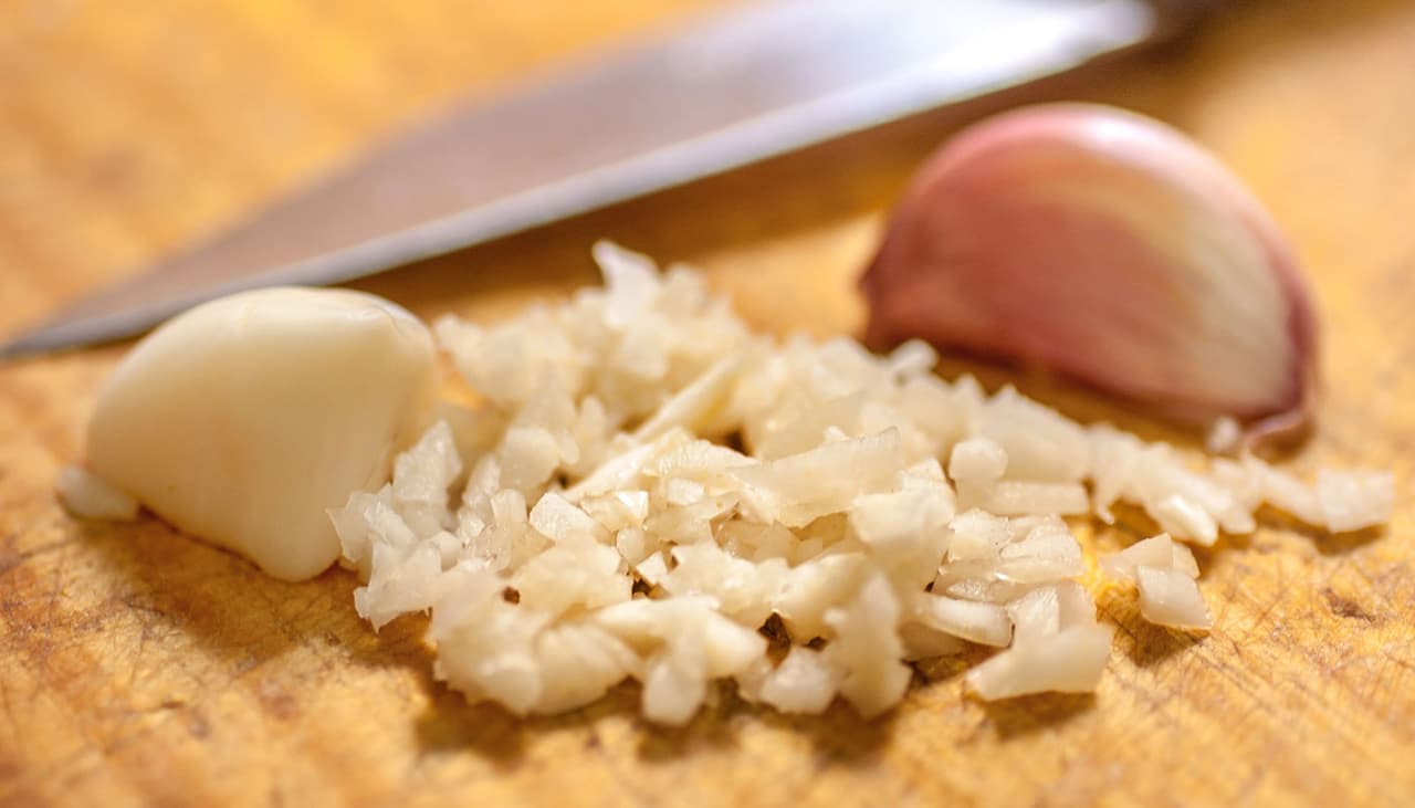 Socar, picar ou só esfregar na panela? Quando usar o alho de cada jeito 