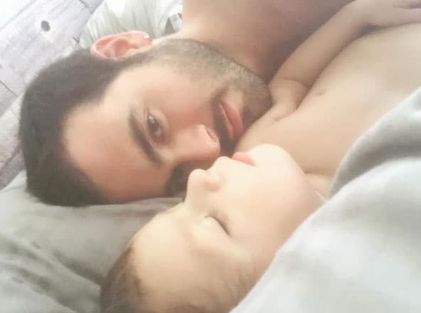 Descansando con su hijo.