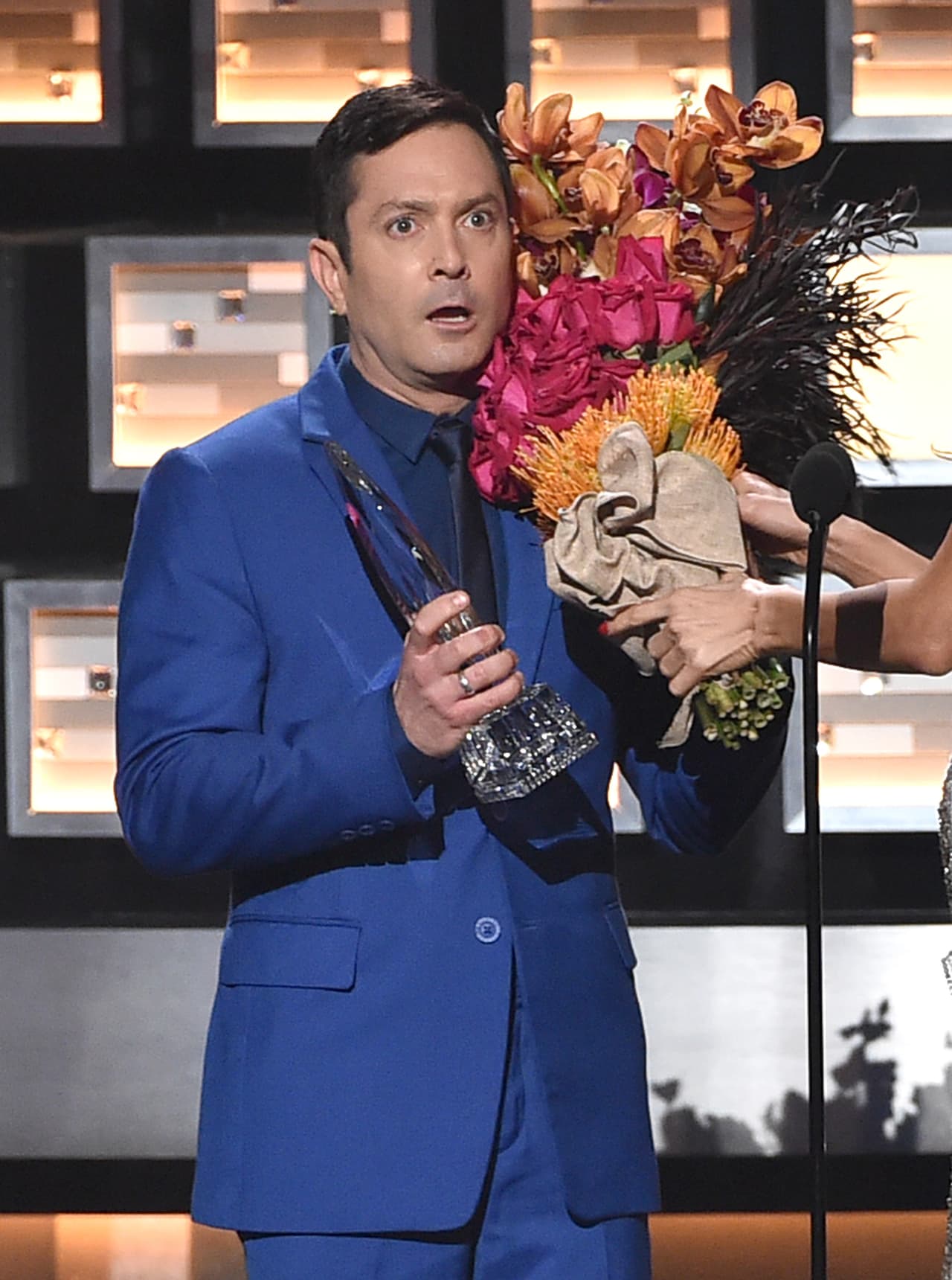 Luego se burlaron del incidente de Miss Universe cuando anunciaron que el ganador de un premio especial era el actor Thomas Lennon.