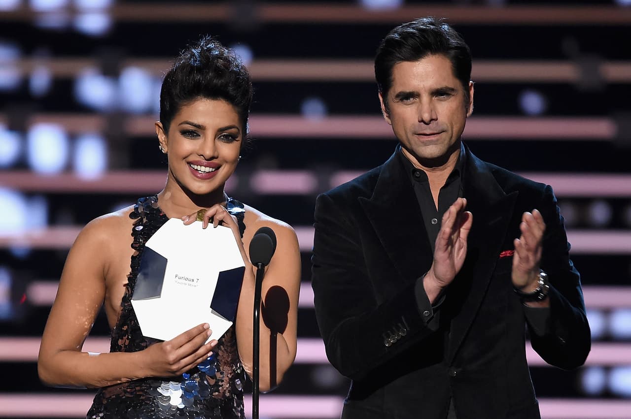 Priyanka Chupra y John Stamos presentaron la terna de Película Favorita.