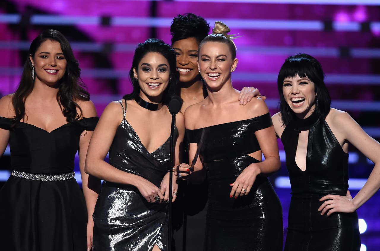 Pero las chicas se merecen un "tache" por bloquear a la actriz Keke Palmer, quien se quedó hasta atrás y luchaba por salir en la tele.