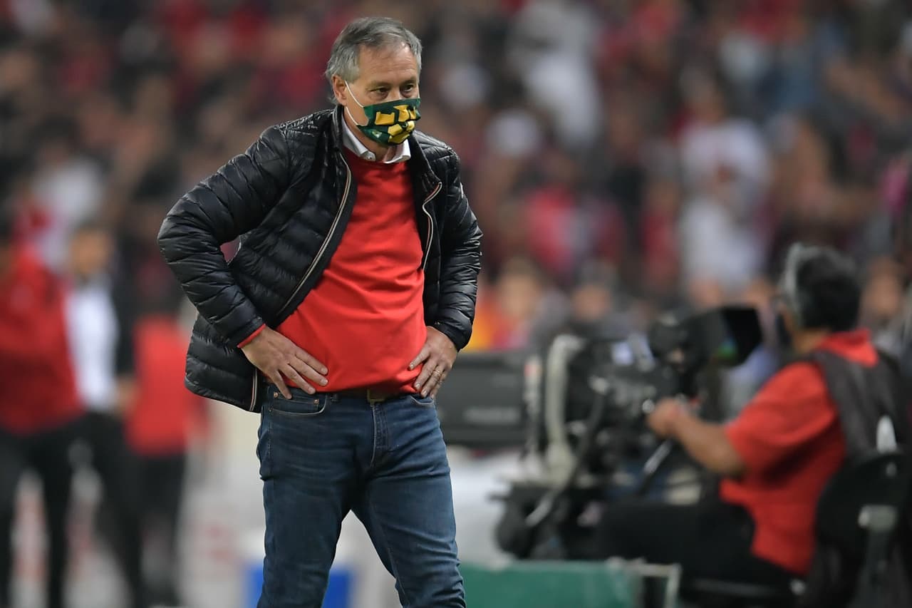 Ariel Holan se lamentaba por quedarse con 10 hombres.