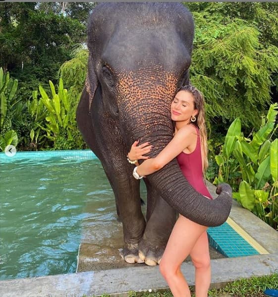 Fernanda Gómez y Saúl 'Canelo' Álvarez disfrutaron de las
<b>islas Phi Phi</b> con sus paradisiacos paisajes.