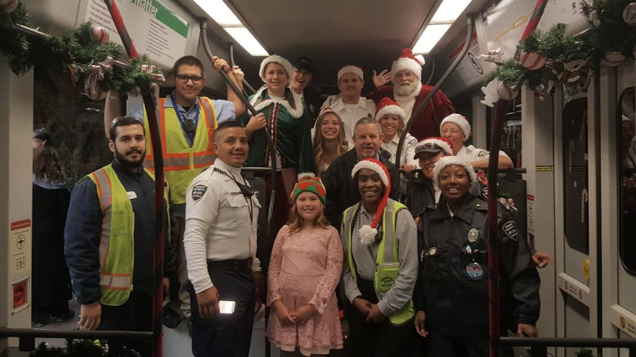 Los pasajeros del Tren Mesa Santa Express podrán disfrutar canciones navideñas, galletas y sobre todo, conocer a Santa Claus. “Ponte tu pijama festivo para crear recuerdos esta temporada navideña”.