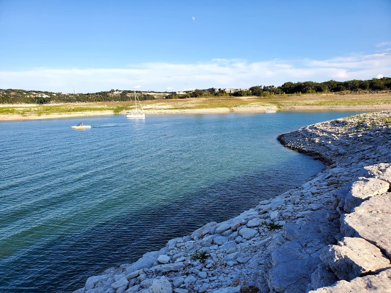 <h2 class="cms-H2-H2">Arkansas Bend</h2>
<br>
<br>Se permite nadar, sin embargo es bajo tu propio riesgo, ya que no hay salvavidas disponible. La agenda para reservar un espacio para acampar en agosto ya está abierta y próximamente se abrirá la de septiembre. Aunque recientemente se han hallado almejas en las costas del cuerpo de agua, se pide a los nadadores tener cuidado al entrar o salir del afluente.