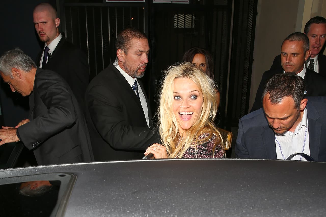 Reese necesitó ayuda para salir caminando.