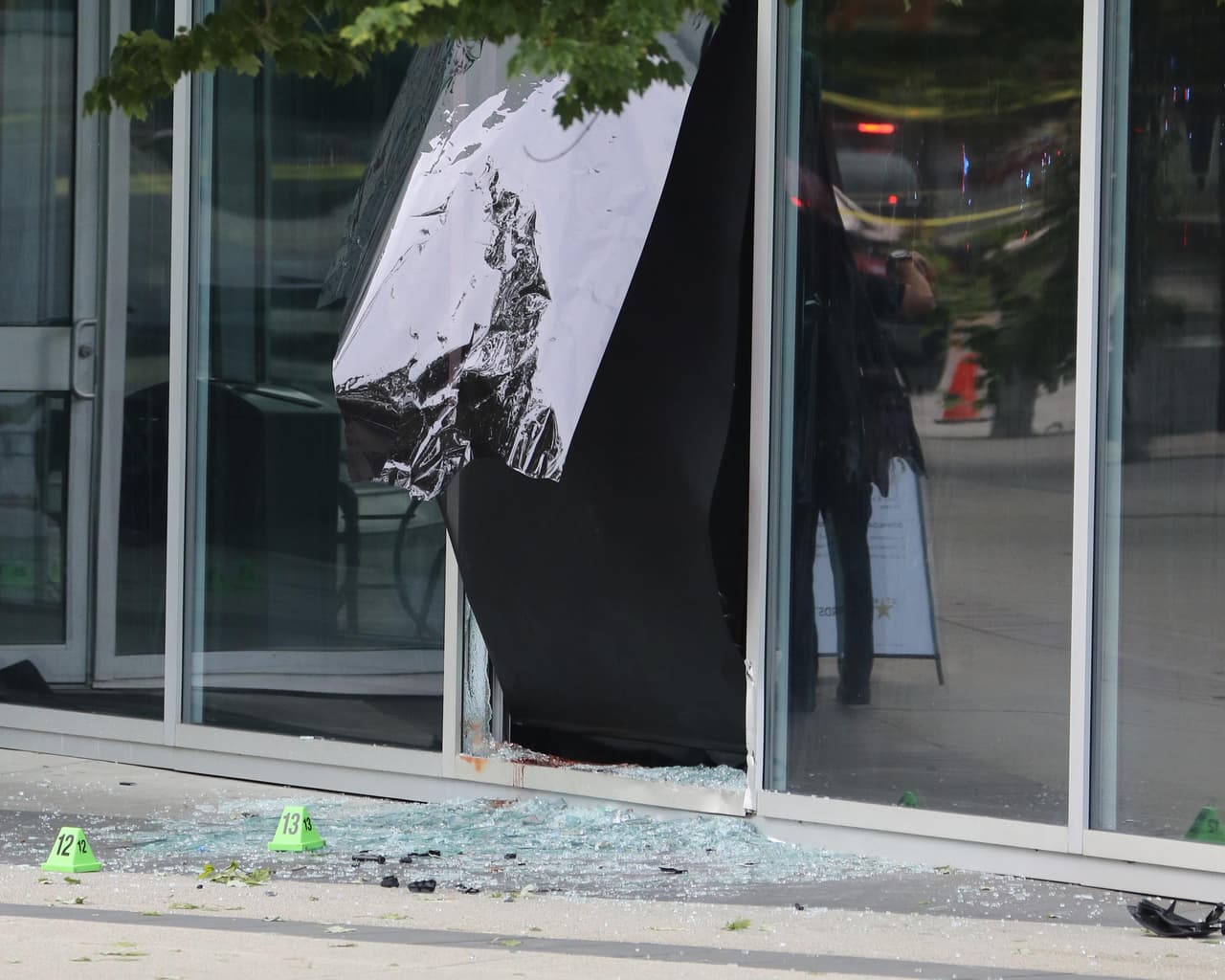 La piloto fue tratada por los paramédicos, pero la ambulancia en que fue transportada 
<b>nunca encendió su sirena</b>. La doble había 
<b>sido pronunciada muerta en el lugar</b> del accidente.