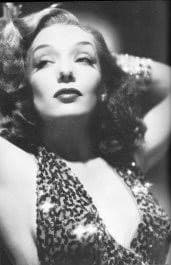 Lupe Vélez, la "Escupefuego", fue una gran estrella mexicana que tuvo un éxito apoteósico en el Hollywood de los años 40. Era tan extrema y de carácter tan volátil, que en un arrebato de celos, se quitó la vida tomándose un frasco de pastillas con vodka. Las malas lenguas dicen que su cadáver fue encontrado en el baño, con la cabeza metida en el retrete.