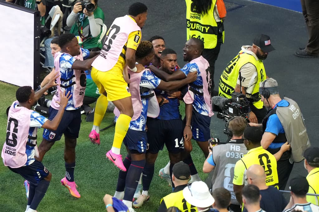 Los jugadores del equipo de Cabo Verde celebraban el empate que los llevó a extender el partido hasta la prórroga.