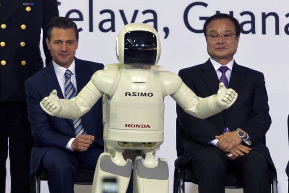 En la imagen Peña Nieto se encuentra con Takanobu Ito, el CEO de Honda, durante la inauguración de una fábrica de automóviles en Celaya, Guanajuato, México.