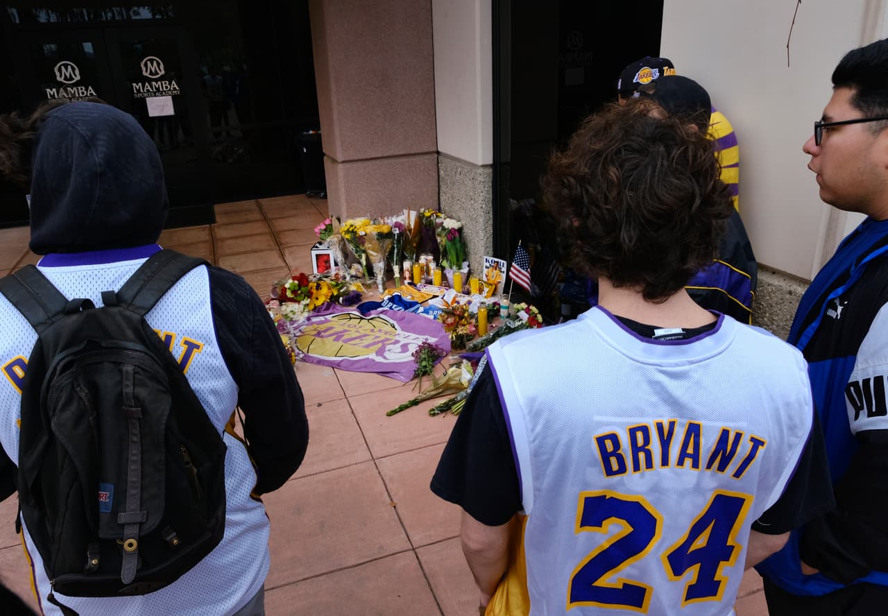 Algunos se reunieron alrededor de un pequeño monumento en la entrada de la Academia de Deportes Mamba, fundada por Bryant en en Thousand Oaks, California.