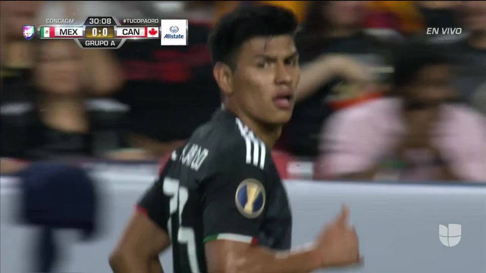 Tiro desviado de Jonathan dos Santos