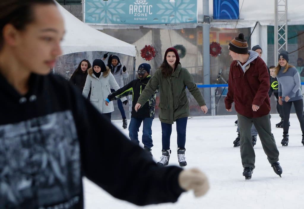 <b>Goodyear</b>
<br>Cuándo: 1 al 30 de diciembre
<br>Dónde: Goodyear Civic Square
<br>Costo: Gratis
<br>
<a href="https://www.goodyearaz.gov/government/departments/parks-recreation/special-events/the-rinq-at-holidays-on-the-square-7151" target="_blank">Más información en este enlace.</a>