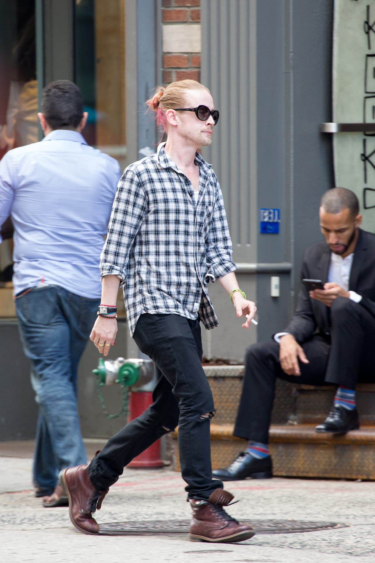 Pues al parecer a Macaulay Culkin le ha fascinado la tendencia, pues ha optado por llevarla.