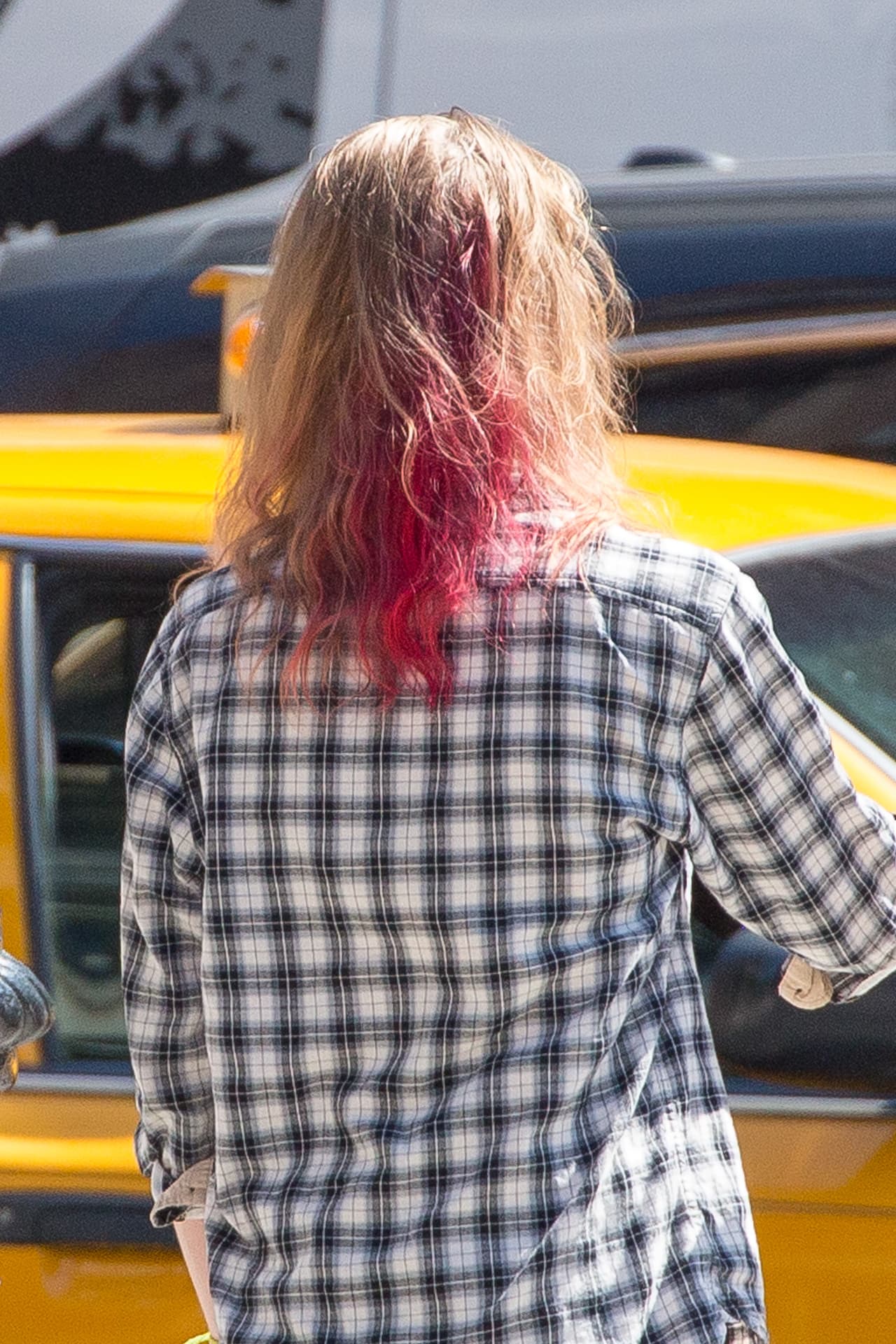¿Qué les parece esta melena con mechas californianas en rojo?