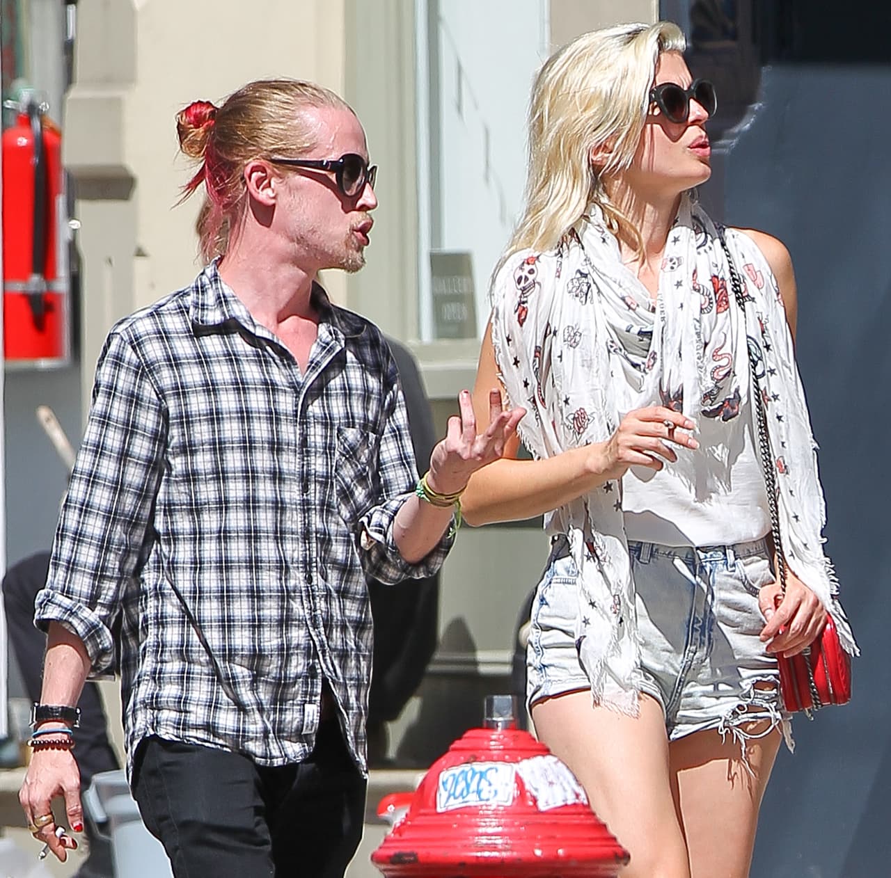 Pero en esta ocasión no iba solo, sino muy bien acompañado por una misteriosa mujer rubia.