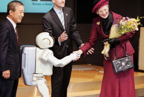En 2004, ASIMO también emocionó a la reina Margrethe II de Dinamarca durante su visita a la sede de Honda en Tokio.