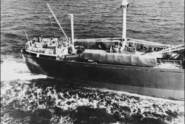 Foto aérea del 9 de noviembre de 1962, partiendo de la costa cubana el buque soviético Anosov, llevando cohetes de regreso a Rusia.