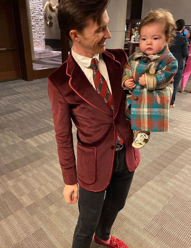 En 2021, juntos le dieron la bienvenida a su familia a un adorable bebé, quien llena de ternura la cuenta de Instagram del actor de 35 años.