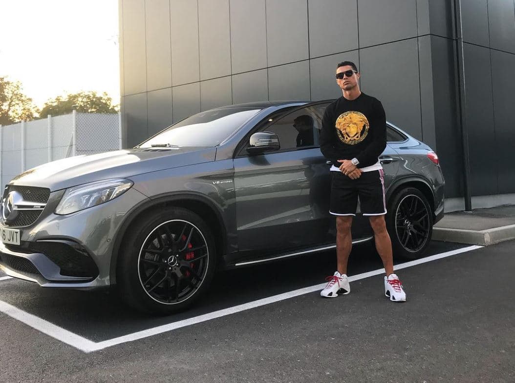 El delantero del Juventus en Turín, publicó una imagen de su 
<b><a href="https://www.univision.com/noticias/mercedes-benz/mercedes-benz-gle-una-nueva-clase-de-auto" target="_blank">Mercedes-AMG GLE63S Coupé</a></b> en Instagram con el mensaje “Work done”. No es el tipo de vehículo que acostumbra publicar CR7, pero sin duda una bellísima máquina que se desempeña como un carro deportivo.