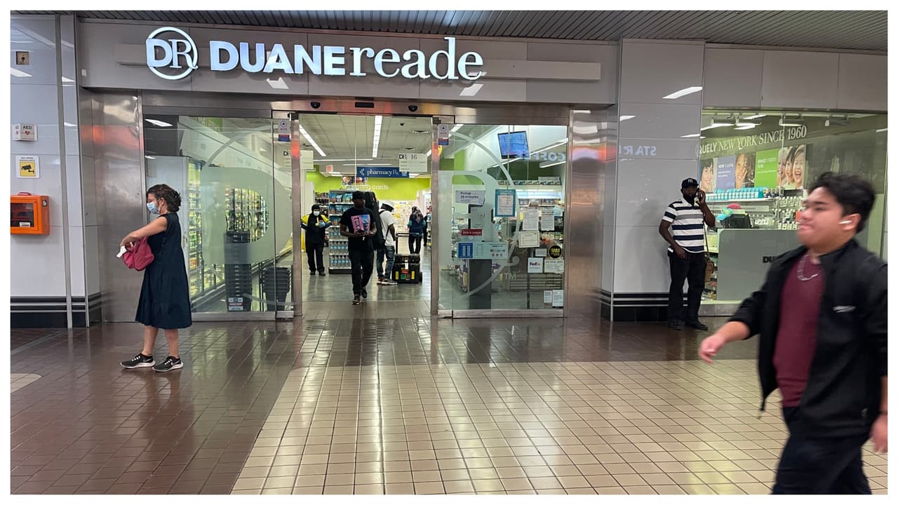Entre las tiendas que con más seguridad están guardando sus productos, está Duane Reade de Port Authority, en donde recientemente 
<b>las sardinas y el Spam, estaban guardados en cajas plásticas de seguridad.</b>
<br>