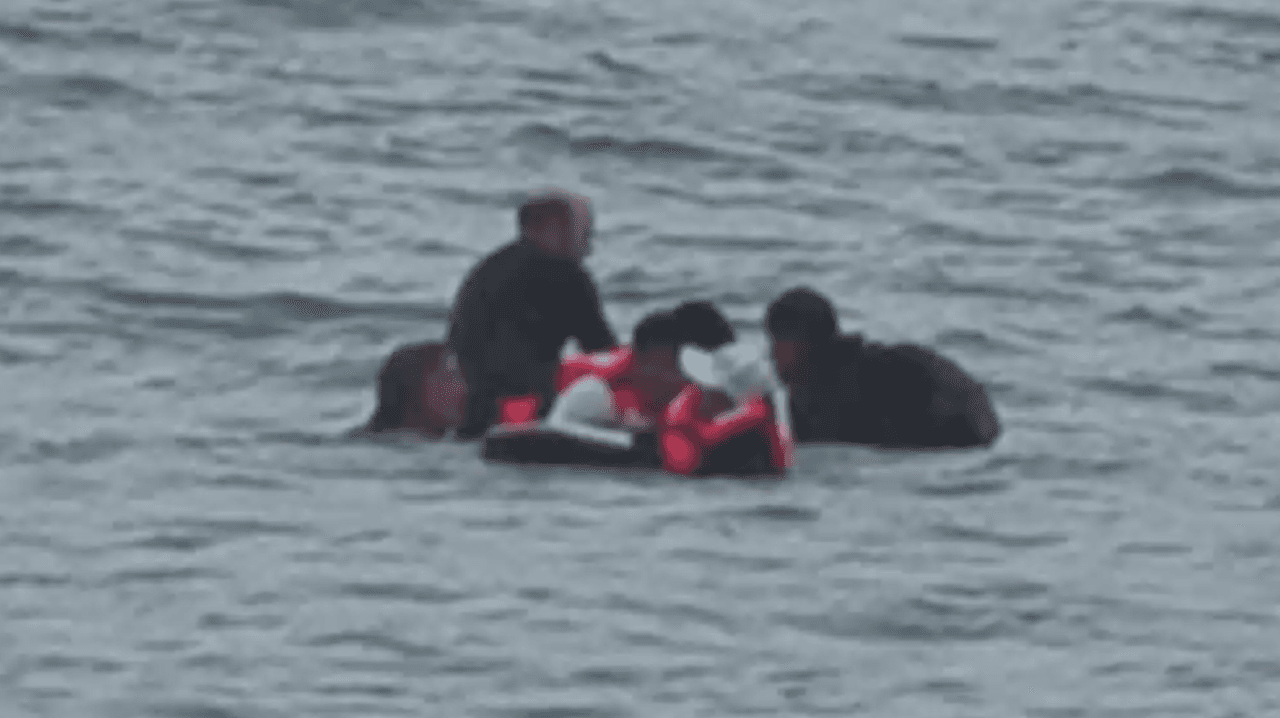 Las autoridades presumen que el volcamiento de la lanza se debió a las fuerzas de las olas y el peso de la embarcación.