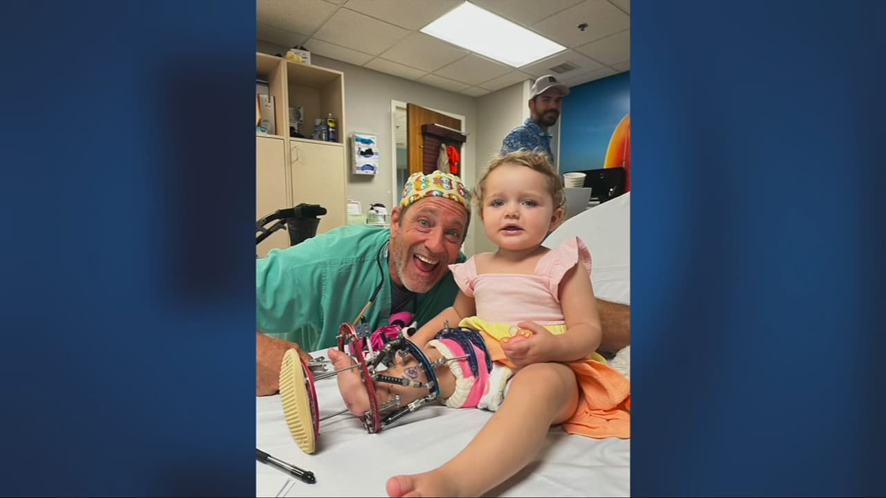 Niña dominicana de 4 años lucha por caminar: sus padres buscan apoyo para costosa cirugía en EEUU y evitar amputación