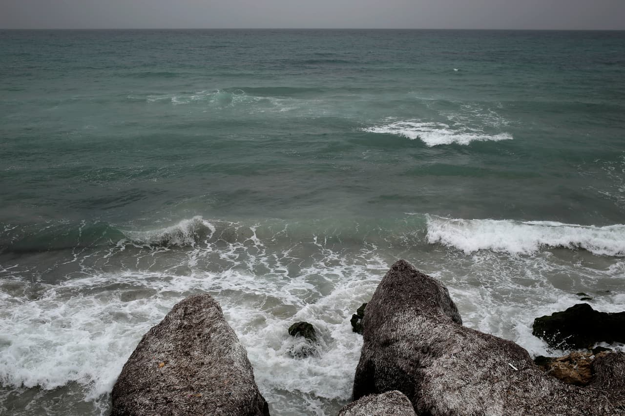 La playa desde donde los migrantes se van a Italia, en la ciudad de Ras Jabal, Bizerte, Túnez. (Foto AP / Nariman El-Mofty)